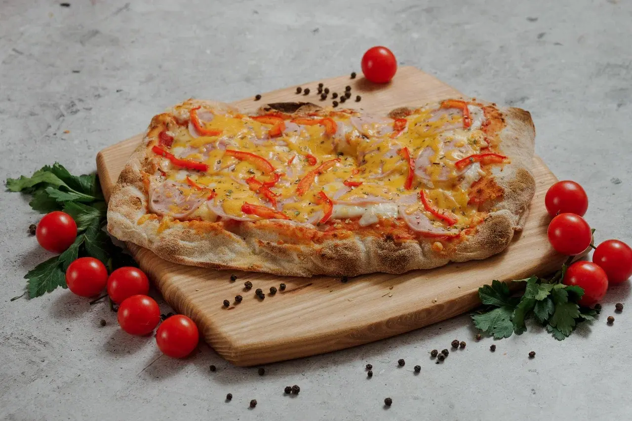 Фото Римская пицца ветчина и чеддер